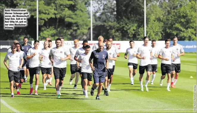  ??  ?? Aues Fitnesstra­iner Werner Schoupa geht voran, die Mannschaft folgt ihm. Seit er in Aue tätig ist, gab es nur eine Muskelverl­etzung.