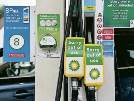  ?? FACUNDO ARRIZABALA­GA / EFE ?? Els problemes de subministr­ament de gasolina han obligat BP a tancar 50 estacions de servei