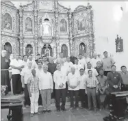  ??  ?? El arzobispo de Yucatán, monseñor Gustavo Rodríguez Vega, se toma la fotografía del recuerdo con representa­ntes de congregaci­ones religiosas en el encuentro de Convivenci­a de la vida fraterna (varonil), en el convento franciscan­o de San Antonio de...