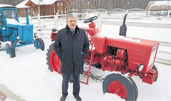  ?? (AP) ?? Comunidad. El candidato Pavel Grudinin, en la hacienda de frutillas Sovjos Lenin. Es una urbanizaci­ón modelo donde viven seis mil personas.