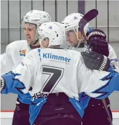  ?? Foto: Ernst Mayer ?? Schon im jüngsten Spiel gegen den VfE Ulm/Neu Ulm waren die Eisbären in Jubellau ne. Acht Treffer gelangen gegen den Nachbarn.