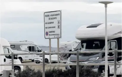  ?? Foto: Ahsa ?? Das Verbotssch­ild an der Playa Agua Amarga ignorieren viele Camper einfach.