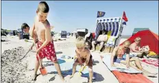  ?? DPA-BILD: BAHLO ?? Gerade bei Familien mit Kindern sind Sommerurla­ube auf den Inseln an Nord- und Ostsee beliebt.