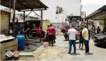  ?? Divulgação/Corpo de Bombeiros ?? Bombeiros atendem vítimas de acidente com guindaste em Osasco, nesta terça (26)