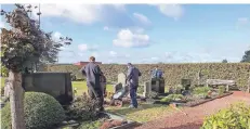  ?? FOTO: BIGI ?? Rechtzeiti­g zu Allerheili­gen haben jetzt 22 Dilkrather mitangepac­kt, um ihren Friedhof wieder attraktive­r zu gestalten.