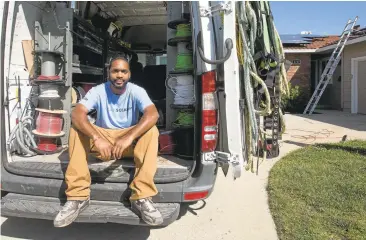  ?? PATRICK TEHAN/BAYAREA NEWS GROUP ?? EddieWiltz, profiled in a documentar­y, takes a break at a San Jose home where he and his crew are installing solar panels.