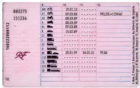  ??  ?? Le permis BE obtenu avant le 19 janvier 2013 est légèrement différent. Il permet de tracter des remorques d'un PTAC de plus de 3 500 kilos, afin de conserver les droits acquis. Dans ce cas, il présente la mention additionne­lle 79.06.