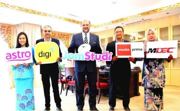  ??  ?? Gobind (centre) is seen with from left, Astro’s vice president of GenNext Putri Yasmin Megat Zaharuddin, Digi’s chief executive officer Albern Murty, Media Prima’s group managing director Datuk Kamal Khalid and MDEC’s chief financial officer Nor Faizah Othman.