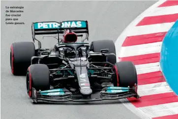  ??  ?? La estrategia de Mercedes fue crucial para que Lewis ganara.