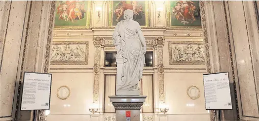  ?? [ Katharina Schiffl] ?? Den Blick hoffnungsv­oll nach hinten gerichtet: Eine der Allegorien der „Sieben Freien Künste“, die einen auf der Balustrade der Feststiege empfangen.