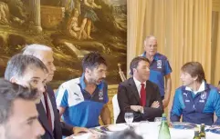  ?? ANSA ?? Renzi a tavola con gli azzurri tra Buffon e il ct Conte