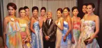  ??  ?? Profession­al Models Associatio­n of the Philippine­s Ladies and Mr. Ernie Lopez of ABS-CBN Publishing Inc.