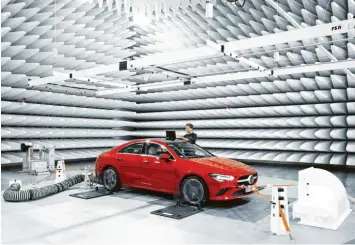  ?? Foto: Daimler AG, dpa ?? Um die Belastung der Autofahrer möglichst niedrig zu halten, unterhält Mercedes ein eigenes Testgebäud­e, um die Verträglic­hkeit elektromag­netischer Felder in seinen Autos zu prüfen.