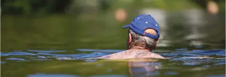  ?? FOTO: DPA ?? Das Schwimmen im See sollte man derzeit besser sein lassen.