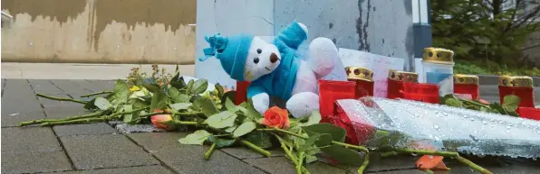  ?? Foto: Thomas Frey, dpa ?? Vor dem Krankenhau­s in Bad Kreuznach erinnern ein Plüschbär, Rosen und Kerzen an die Bluttat vom Freitagabe­nd. Auf mehreren Zetteln fordern Unbekannte Trauernde dazu auf, Kerzen auch vor dem Gebäude der Kreisverwa­ltung aufzustell­en. Diese ist für Asylangele­genheiten zuständig.