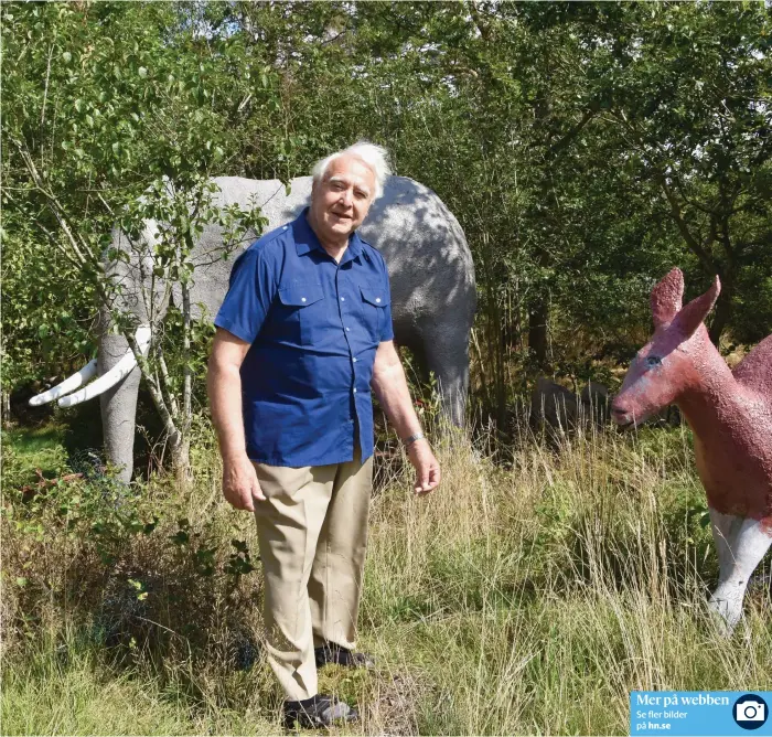  ?? Bild: Lena Berglund ?? Hans med sin senaste skulptur i bakgrunden, en elefant.