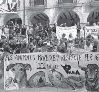  ?? Foto: A. Beckmann ?? Protest der Tierschütz­er: Am 8. August demonstrie­ren mehr als 500 Personen vor Dénias Rathaus gegen die Vergabe der Tierheimve­rwaltung an ein umstritten­es Privatunte­rnehmen sowie für den Tierschutz­verein Apad.