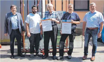  ?? FOTO: GLASERINNU­NG ?? Auf dem Bild (v. l.): GF der Kreishandw­erkerschaf­t Edgar Horn, Abdulkerie­m Alhanafi, Eugen Bühlmaier, Hans-Georg Bühlmaier, Obermeiste­r Siegfried Krazer.