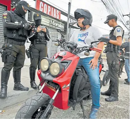  ?? AFP ?? Controles. Un operativo policial en calles de Guayaquil, uno de los escenarios de la violencia narco.