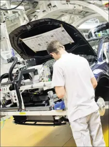  ?? Foto: Julian Stratensch­ulte/AP ?? VW skal gøre produktion­en mere effektiv, derfor reduceres antallet af modelvaria­nter.