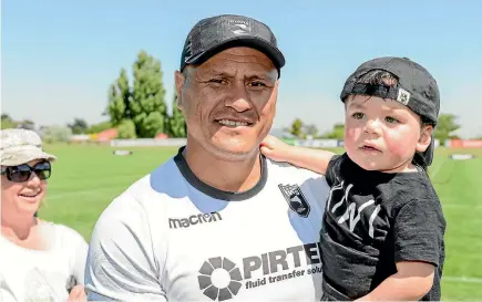  ?? PHOTO: GETTY IMAGES. ?? Head coach David Kidwell, pictured with his nephew Kaizell at Kiwis training in Christchur­ch, wants to keep his team connected with rugby league’s grassroots.