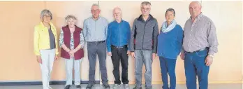  ?? FOTO: VDK OCHSENHAUS­EN ?? Die gewählte Vorstandsc­haft des VdK OV Ochsenhaus­en mit Gabriele Kübler vom Kreisverba­nd Biberach (links) Vorstand Alois Beck (rechts).