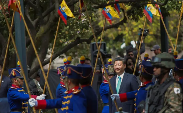  ?? GUILLERMO GRANJA / REUTERS / SCANPIX ?? Kinas president Xi Jinping har vaert på besøk i Sør-Amerika 11 ganger siden han kom til makten i 2013. Her i en militaer parade ved Carondelet Palace i Quito i Ecuador i 2016.