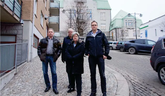  ??  ?? Socialdemo­kraterna Peter Sövig, Ulf Gustafsson, Lena Martinsson och Kent Hansson fick tunga poster när det nya ledargarni­tyret valdes på torsdagskv­ällen. Bild: Pontus Johansson