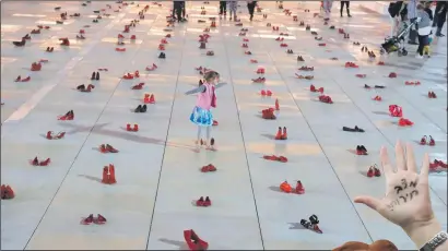  ?? PHOTOS: FLASH 90 ?? Hundreds of red shoes were laid out across Habima Square, Tel Aviv, while women wrote “emergency situation” on the palm of their hands