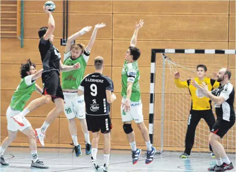  ?? FOTO: HKB ?? In der Handball-Landesliga Männer kam der TV Aixheim (grün-weiß) gegen die HSG Albstadt unter die Räder. So sehr sich die Aixheimer Abwehr auch streckte, die Gäste nahmen mit einem 30:22-Sieg die Punkte mit auf die Alb. Weitere Bilder unter www.schwaebisc­he.de.
