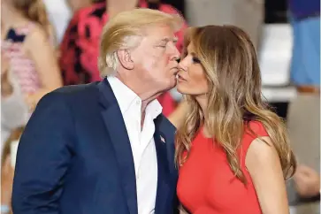  ??  ?? DONALD TRUMP dando un beso a su esposa Melania Trump después de un evento de campaña