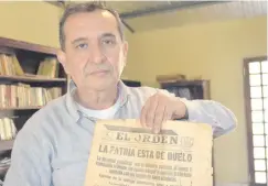  ?? ?? Fulgencio Valdez exhibe una antigua publicació­n de El Orden.