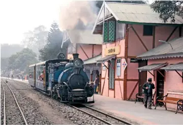  ?? PETE JORDAN ?? Victorian Sharp Stewart ‘B’ No. 782 Mountainee­r arrives at the neatly preserved Sonada station on February 3 with a Steam Railway readers’ special.