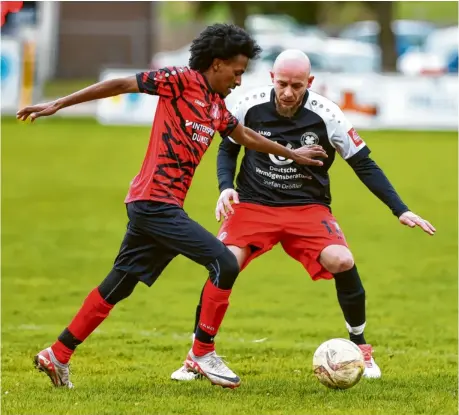  ?? Foto: Daniel Worsch ?? Kein Durchkomme­n: Emil Bekjiri (rechts) und der SV Wagenhofen ließen gegen den SC Feldkirche­n (links Ermias Grmay) nichts anbrennen.