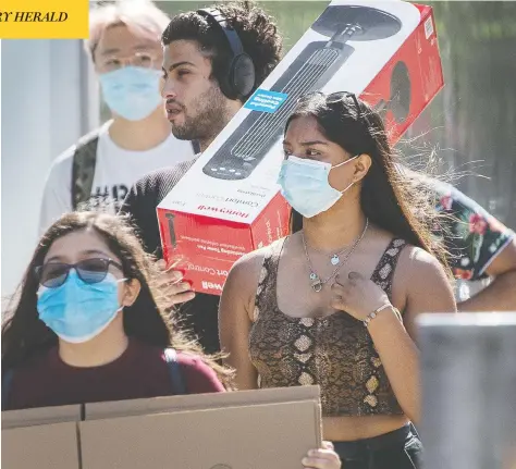  ?? PETER J. THOMPSON / FOR NATIONAL POST ?? Most people choose to wear masks at Toronto’s Dundas Square. A second wave of COVID-19 is mathematic­ally inevitable, an expert says.