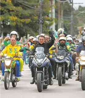  ?? REUTERS ?? En la misma ciudad, Bolsonaro lideró a un grupo de motociclis­tas