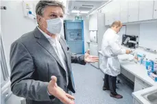  ?? FOTO: MARIJAN MURAT/DPA ?? Gesundheit­sminister Manfred Lucha glaubt, die Lage beim Impfen gegen das Coronaviru­s werde sich entspannen.