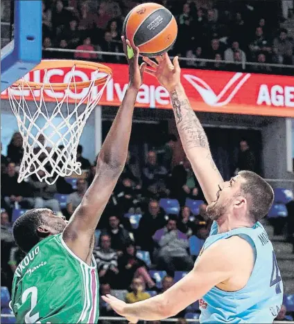  ?? FOTO: EFE ?? Viny Okouo, pívot del Unicaja, ante Adrien Moerman, del Barça, en un encuentro de la presente temporada entre ambos equipos