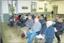  ??  ?? La salle Henri Martin de la mairie accueille l’Assemblée générale de l’associatio­n foncière pastorale du mont St Cyr