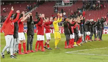  ?? GEPA ?? Die Mannschaft feierte den verdienten 3:0-Erfolg gegen Slowenien mit den Fans