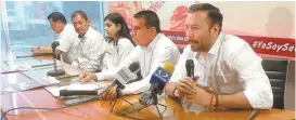  ?? SERGIO SÁNCHEZ ?? Presidiero­n reunión con la prensa local.