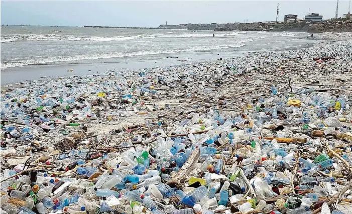  ?? FOTO ZDENĚK LUKEŠ ?? Království plastů. Nekonečné haldy plastového odpadu pokrývají nejen pláže čtvrti Christianb­ourg v centru hlavního města dvoumilion­ové ghanské metropole Akkra, ale i další přímořské oblasti.