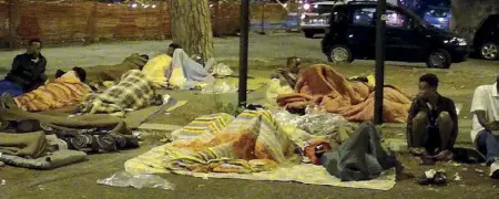  ??  ?? Senzatetto in piazza dei Cinquecent­o Gli «accampamen­ti» in strada è una delle situazioni che il Daspo punta a eliminare