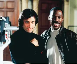  ??  ?? Serge (Bronson Pinchot) och Axel Foley (Eddie Murphy).