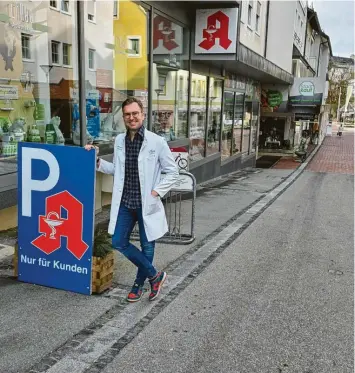  ?? Donath Foto: Karin ?? Julian Wagner auf dem Parkplatz vor seiner Apotheke, der einigen Mitglieder­n des Stadtrates sauer aufstößt.