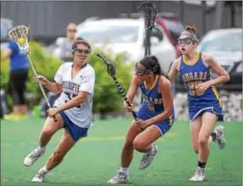  ?? PETE BANNAN — DIGITAL FIRST MEDIA ?? Springfiel­d’s Bailey O’Brien, left, tries to maintain possession under heavy pressure from Downingtow­n East’s Hannah Wurzel (6)and Lilly Baumann (38). O’Brien’s goal with 43 seconds remaining gave the Cougars a 12-11 victory and a berth in Saturday’s...