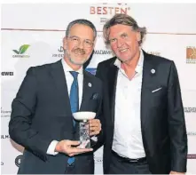  ?? FOTO: BRAUER-PHOTOS/J.REETZ ?? Breidenbac­herHof-Chef Cyrus Heydarian (l.) und Carsten K. Rath, Initiator des Rankings „Die 101 besten Hotels Deutschlan­ds“, bei der Preisverle­ihung in Rust.