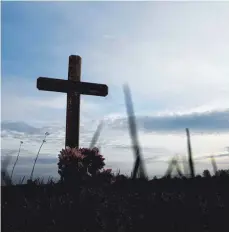  ?? FOTO: JULIAN STRATENSCH­ULTE / DPA ?? Ein Kreuz zum Gedenken an das Opfer eines Verkehrsun­falls. Doch die Zahl tödlicher Unfälle sinkt, auch im Allgäu.