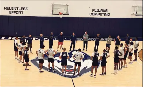  ?? Paul Doyle / Hearst Connecticu­t Media ?? UConn men’s basketball coach Dan Hurley meets with his team during the Huskies’ first practice on Tuesday in Storrs.