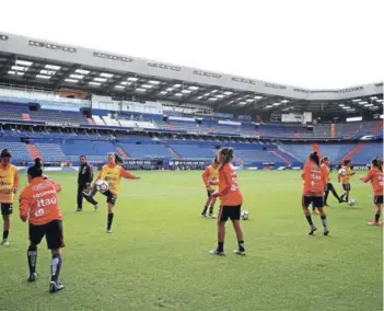  ??  ?? ► Las selecciona­das, ayer en su única práctica en Caen.